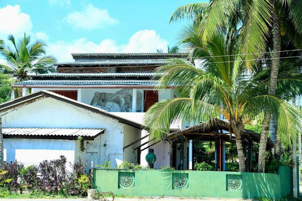 Sunrise Guest House & Restaurant 탕갈레 외부 사진